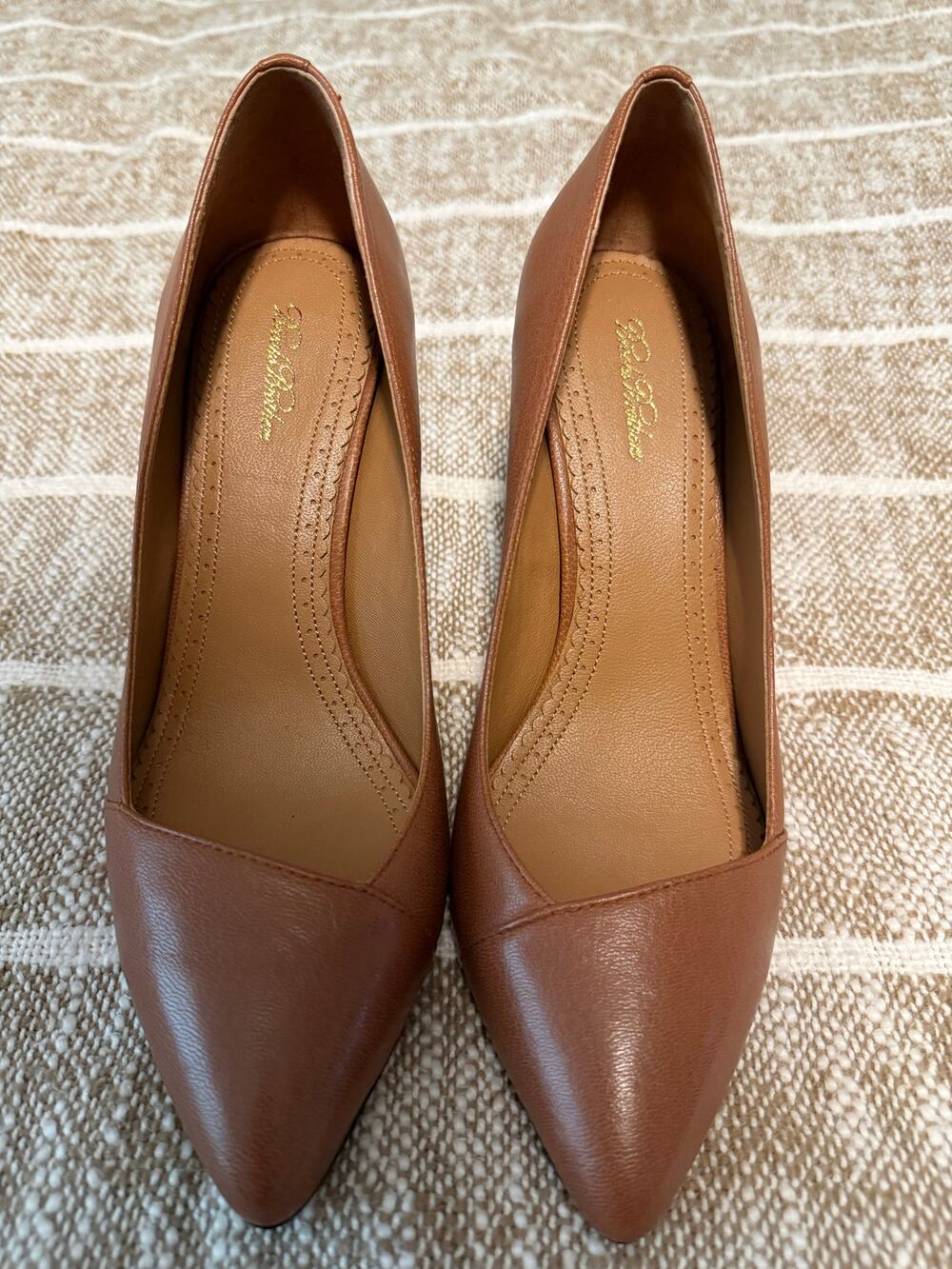 Brooks Brothers Pointed-toe leather pumps. Size 8